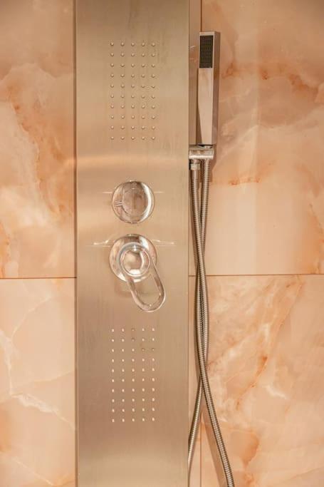 Smaragdi Luxury Jacuzzi Noho Premium Living Atény