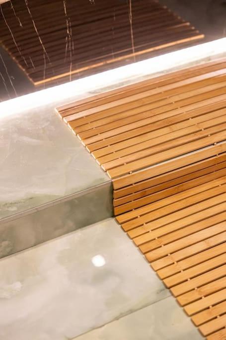Smaragdi Luxury Jacuzzi Noho Premium Living Apartment