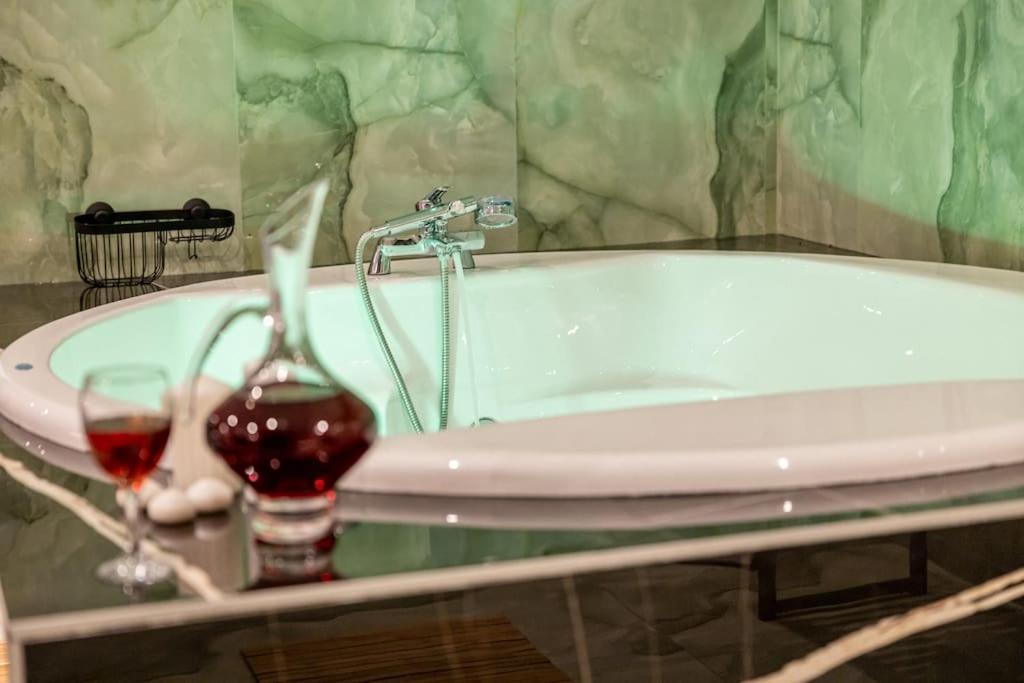 Smaragdi Luxury Jacuzzi Noho Premium Living Atény