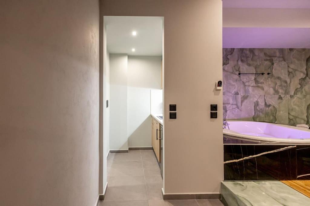 Smaragdi Luxury Jacuzzi Noho Premium Living Athens