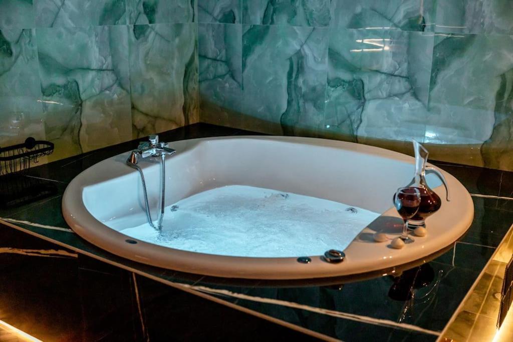 Smaragdi Luxury Jacuzzi Noho Premium Living Apartment *