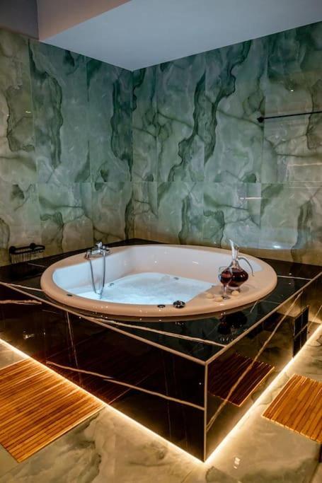 Smaragdi Luxury Jacuzzi Noho Premium Living Apartment