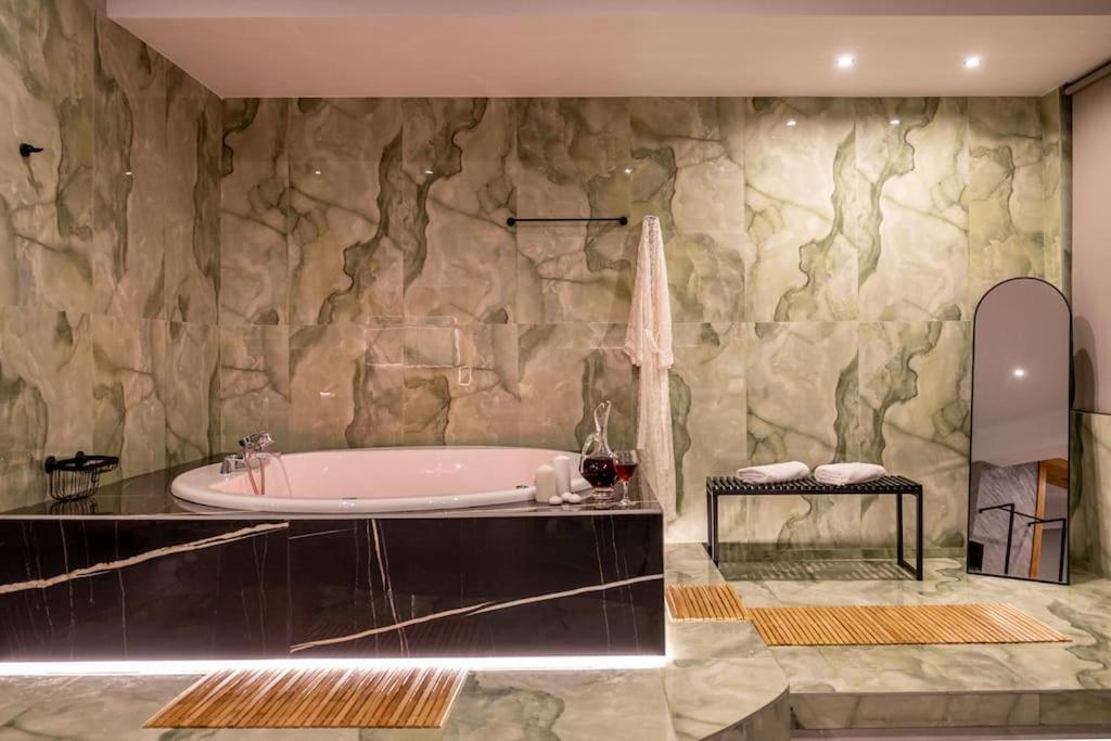 Smaragdi Luxury Jacuzzi Noho Premium Living Apartment