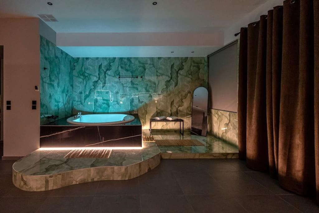 Smaragdi Luxury Jacuzzi Noho Premium Living Apartment *